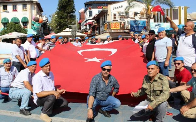 Yıllar sonra 'Komando Marşı' okudular