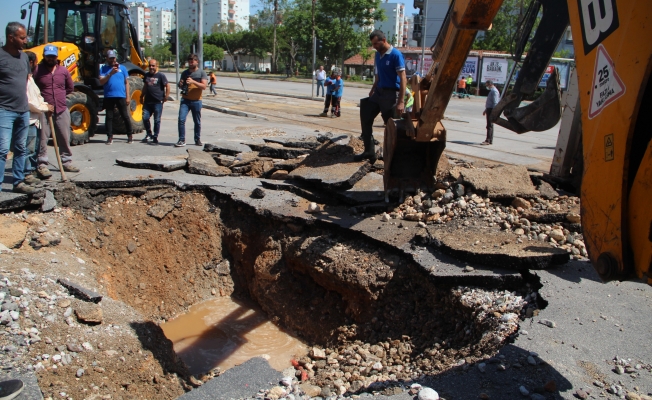 Antalya'da su borusu patladı, yol çöktü