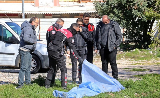  Antalya'da boş arazide erkek cesedi bulundu