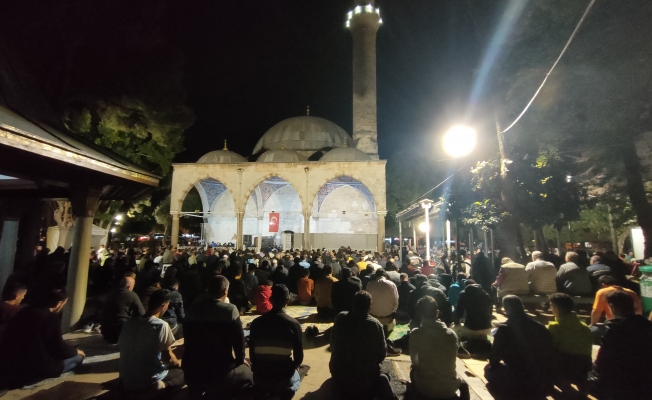 Antalya'da Kadir Gecesi'nde camiler doldu taştı