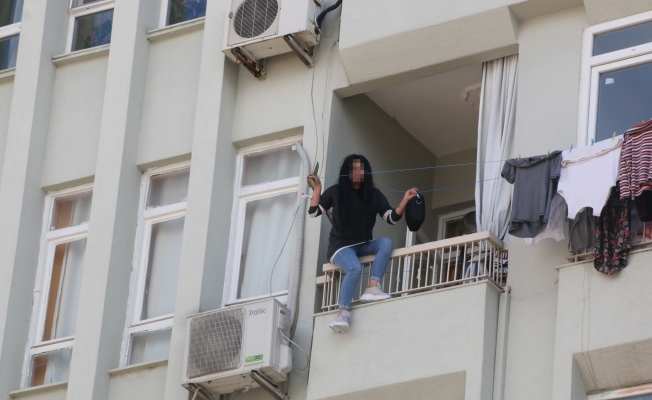 Elinde bıçakla balkon demirlerine çıkan kadın, korku dolu anlar yaşattı