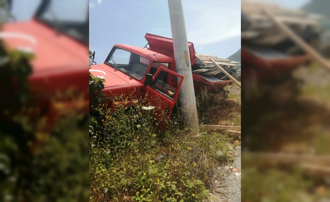 Feci Kaza! Kamyonet ile otomobil çarpıştı