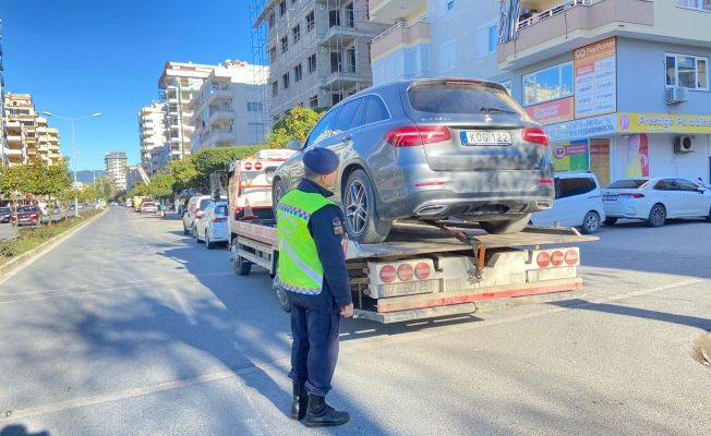 Alanya’da 3 araç trafikten men edildi