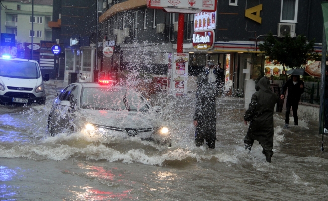 Antalya'da sağanak yağış yolları nehre çevirdi