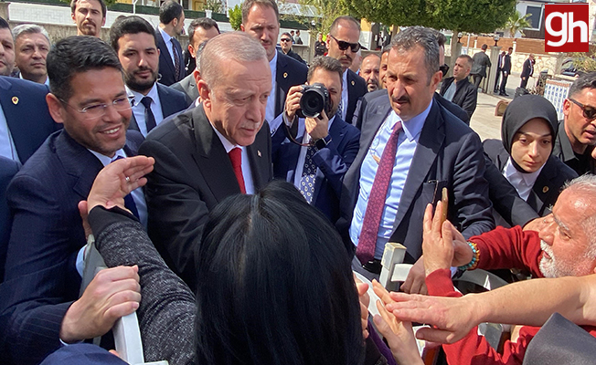 Cumhurbaşkanı Erdoğan'a cuma namazında vatandaşlardan sevgi seli