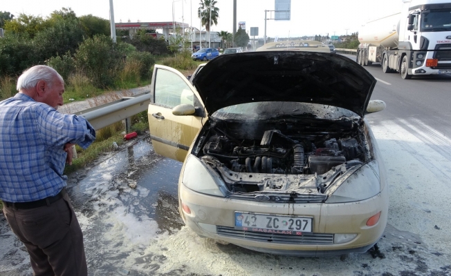 Seyir halinde alev alan otomobilin yardımına vatandaşlar koştu