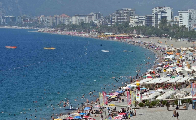 Antalya'da sahillerdeki yoğunluk iki katına çıktı