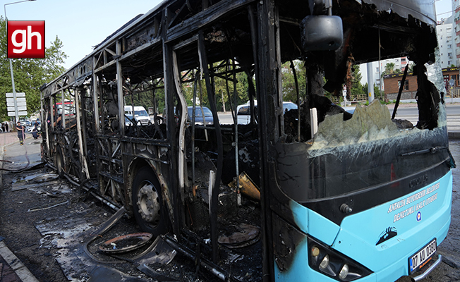  Antalya'da yanan halk otobüsünden geriye hurda yığını kaldı
