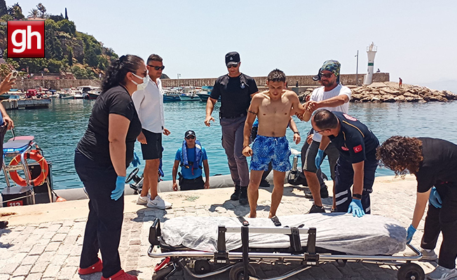 Balık tutarken kayalıklardan düşen genci deniz polisi kurtardı