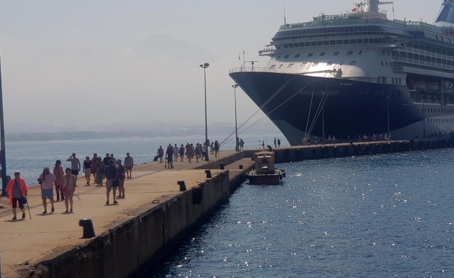 İngilizler ‘Marella Discovery’ ile Alanya Limanı’na demirledi