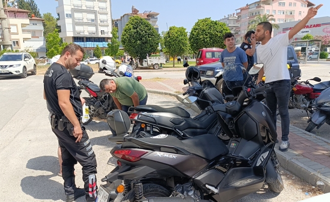 Motosikletlere çarpıp kaçan sürücüyü peşinden koşarak yakaladı