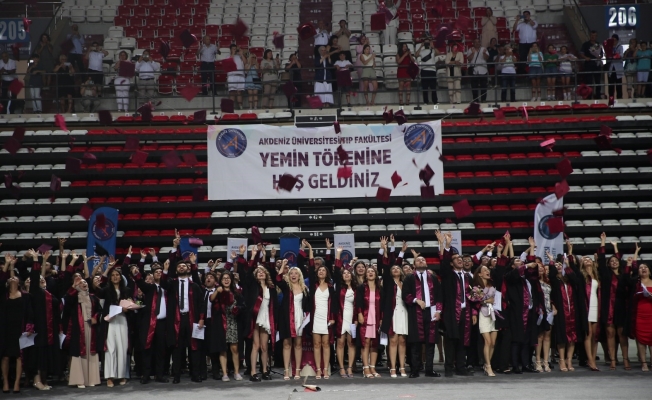 Akdeniz Üniversitesi’nde 293 genç hekim yemin etti