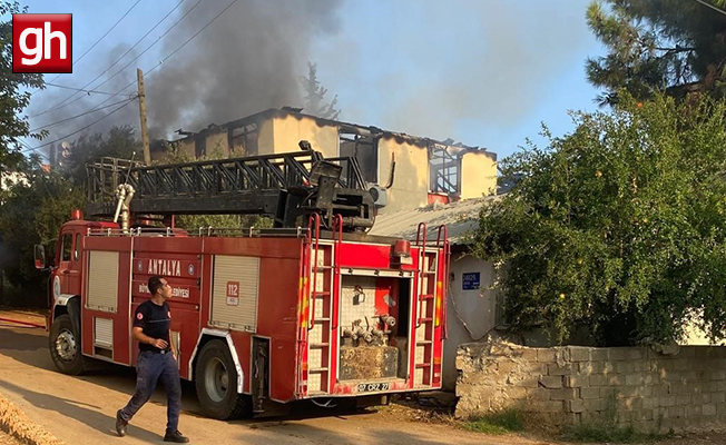 Aksu'da pazar alışverişine giden baba ve oğlunun evleri küle döndü