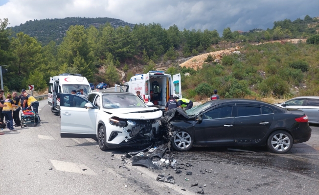 Antalya’da 2 araç kafa kafaya çarpıştı!