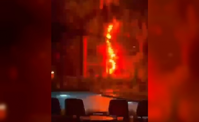  Yıldırımın düştüğü otel bahçesindeki ağaç alev alev yandı