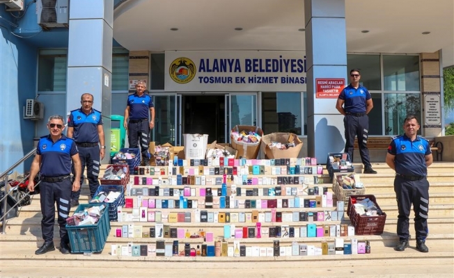 Alanya'da binlerce sahte parfüm imha edildi