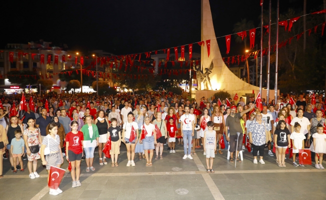 Alanya’da 30 Ağustos Zafer Bayramı fener alayıyla kutlandı