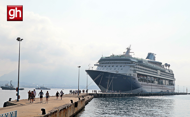 Alanya'ya demirleyen lüks gemide bin 743 turist karaya ayak bastı