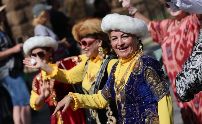 Antalya caddeleri Yörük Göçü'yle şenlendi