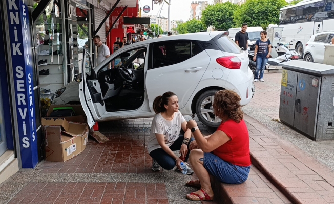 Kaldırımı aşan otomobil, ayakkabı mağazasına daldı