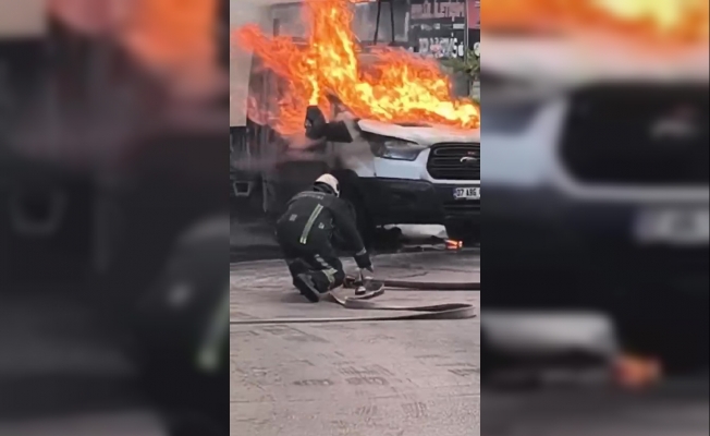 Antalya’da cam yüklü kamyonet alev alev yandı