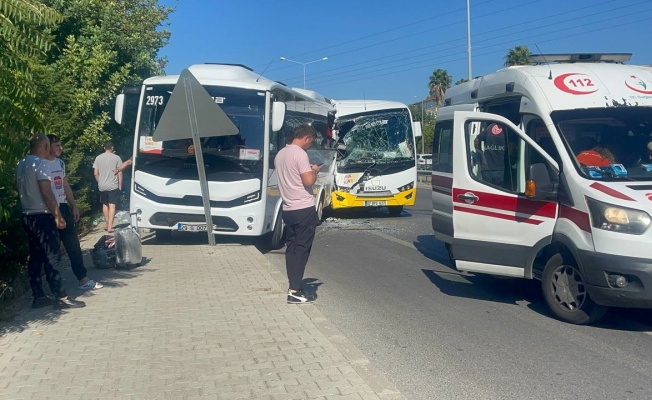 Antalya’da tur midibüsleri çarpıştı: 12 yaralı