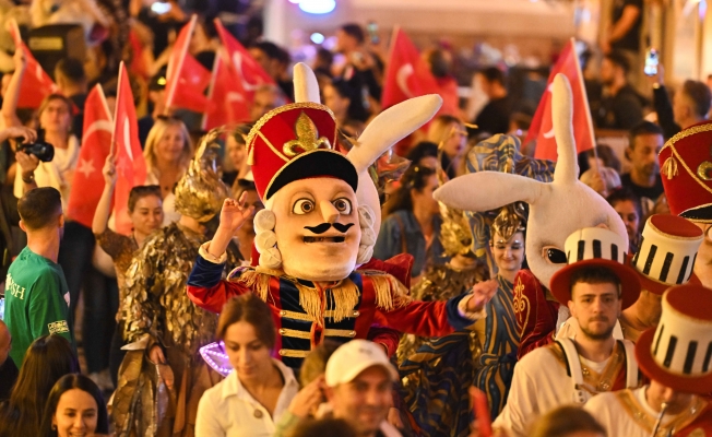 Kaleiçi Old Town Festivali geleneksel korteji Antalya sokaklarını renklendirdi