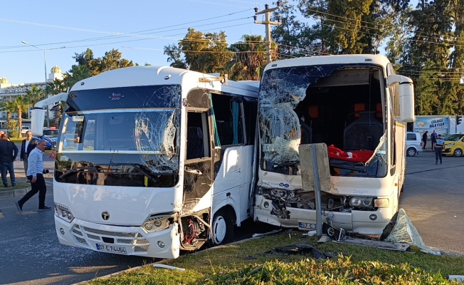  Otel çalışanlarını taşıyan servis araçları çarpıştı: 13 yaralı