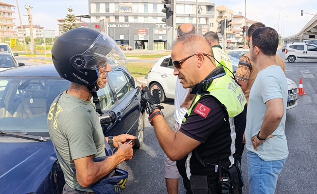 Otomobille çarpışan motosikletli kendisini iyi hissetmeyip hastaneye kaldırıldı