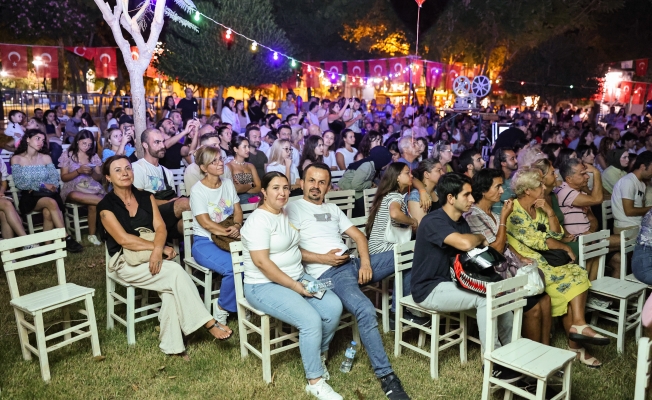 Yeşilçam Festivali'nde yıldızlar altında sinema keyfi