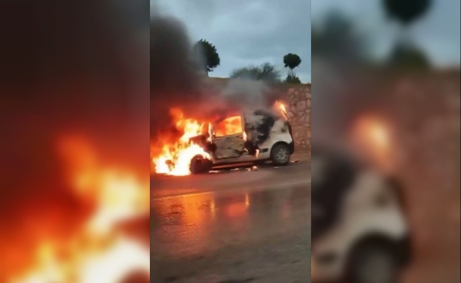 Kuruyemiş yüklü araç alev alev yanarak küle döndü