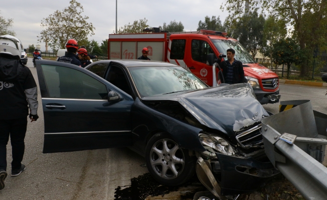 Bariyere 'ok' gibi saplandı, sıkışan sürücüyü itfaiye çıkardı