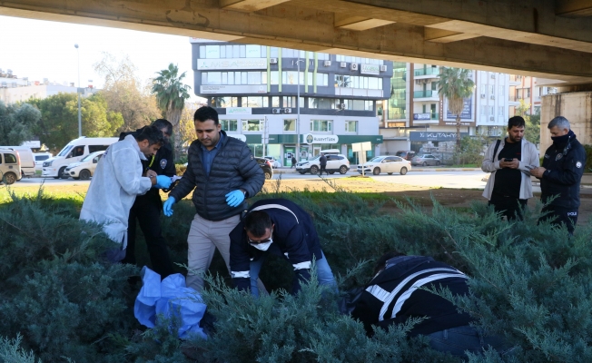 Cesedi günler sonra gelen kokuyla tesadüfen bulundu