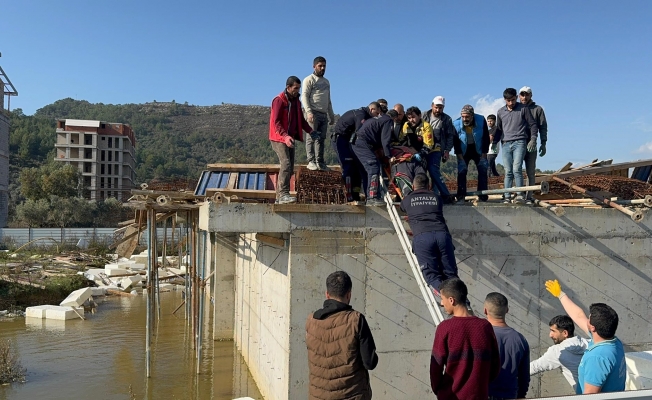 İnşaat halindeki binada kalıplar göçtü: 3 işçi yaralandı