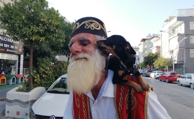 Yıllardır omuzundan indirmediği köpeğini indirdiğine pişman oldu