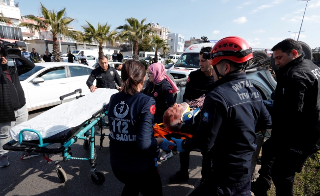 Önce palmiyelere çarptı, ardından takla atan araçta sıkıştı