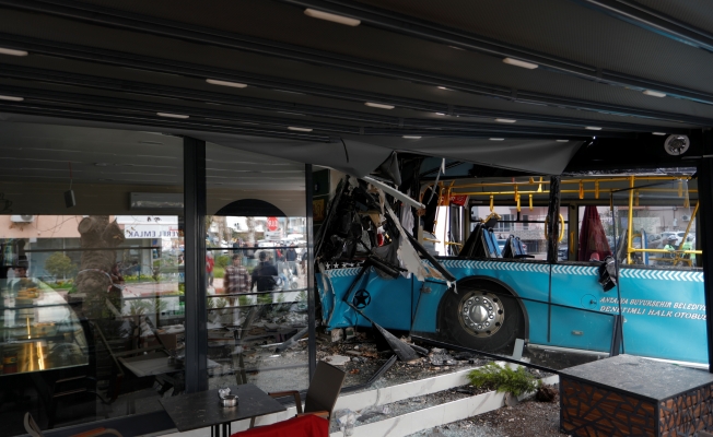 Sürücüsü fenalaşan halk otobüsü kafeteryaya daldı!