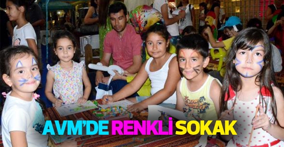 AVM'de renkli sokak