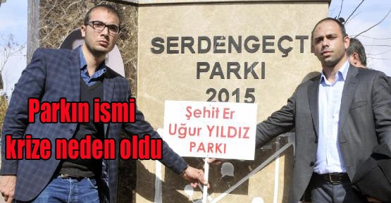 CHP'liler parkın tabelasını değiştirdi