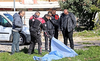  Antalya'da boş arazide erkek cesedi bulundu