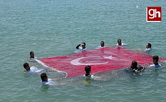 Denizin üstünde Türk bayrağı açtı