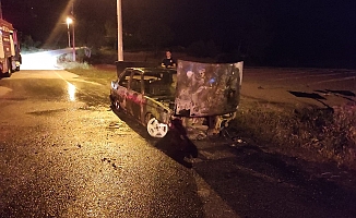 Yol kenarındaki araç yanarak kullanılamaz hale geldi