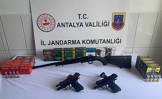 Antalya’da ruhsatsız tüfek ve tabanca ele geçirildi