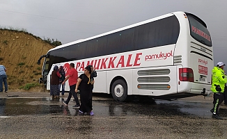 Antalya’da yoldan çıkan otobüs toprak yığınına çarptı