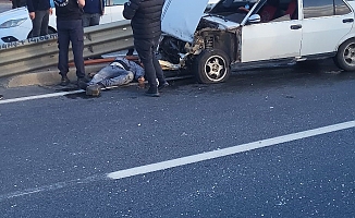  Bariyerlere çarpan otomobil yola fırlayan sürücüsünü ezdi