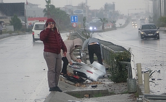 Bariyerlere çarparak hurdaya dönen araçtan burnu bile kanamadan çıktı