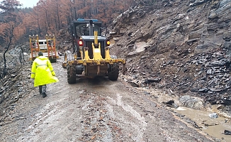 Büyükşehir ekipleri kapanan yolları açtı