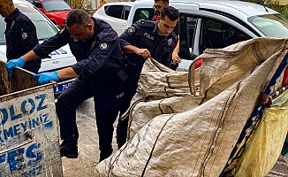 Polise çöp konteynerinde didik didik silah arattı!