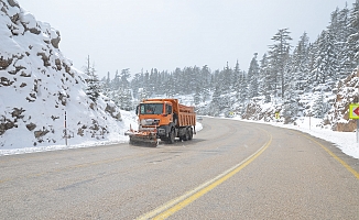 Antalya-Konya karayolunda kar kalınlığı 25 santime ulaştı