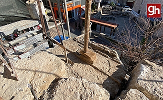 Antalya'da Saat Kulesi'nde, harç altından Roma Dönemine ait blokta Yunanca 2 harf çıktı